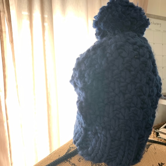 Navy blue beanie with Pom. One Size - Picture 2 of 3